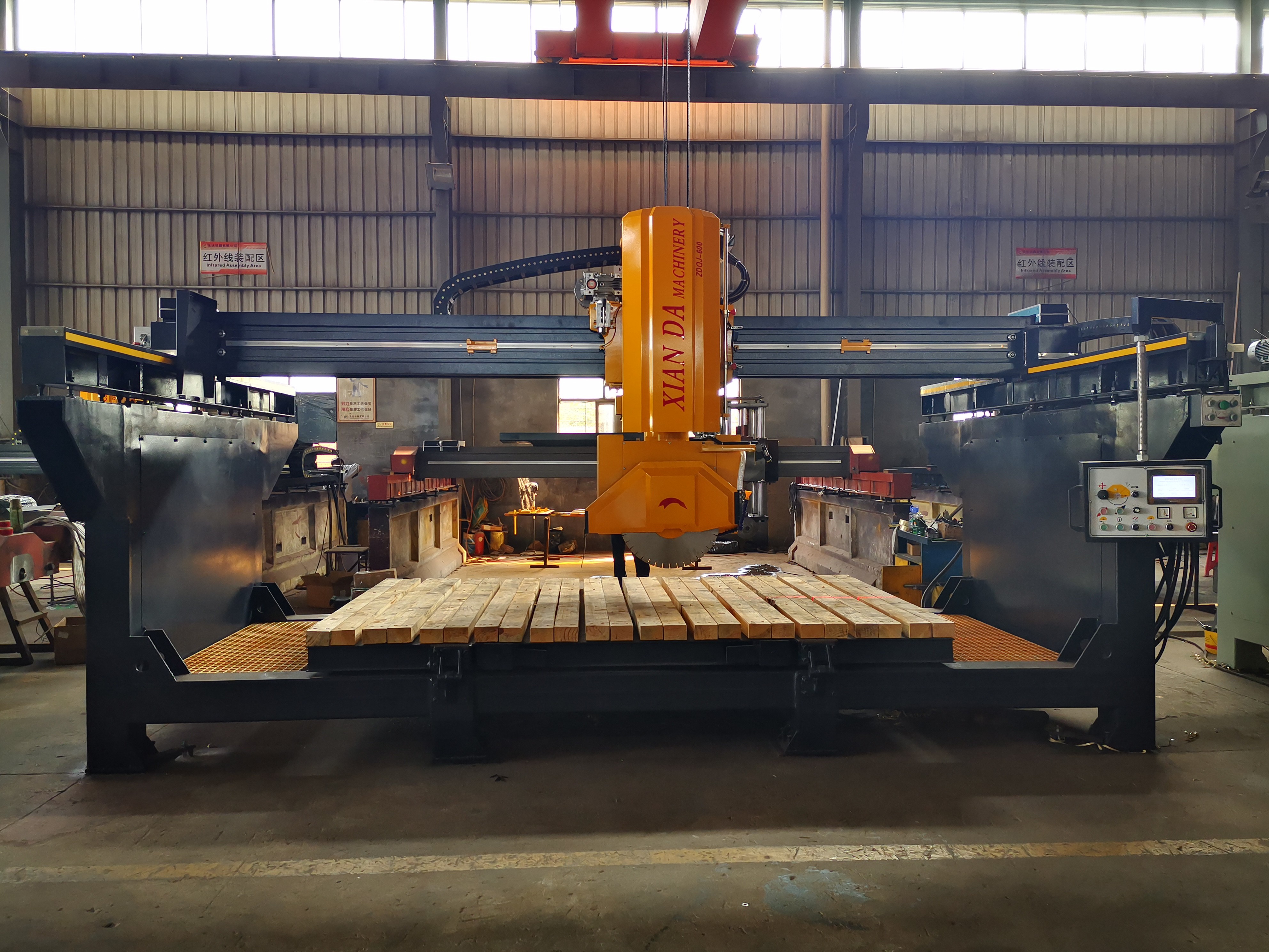 PLC Integrated Bridge Cutting Machine With 0-85° Tilting Angles For Slabs