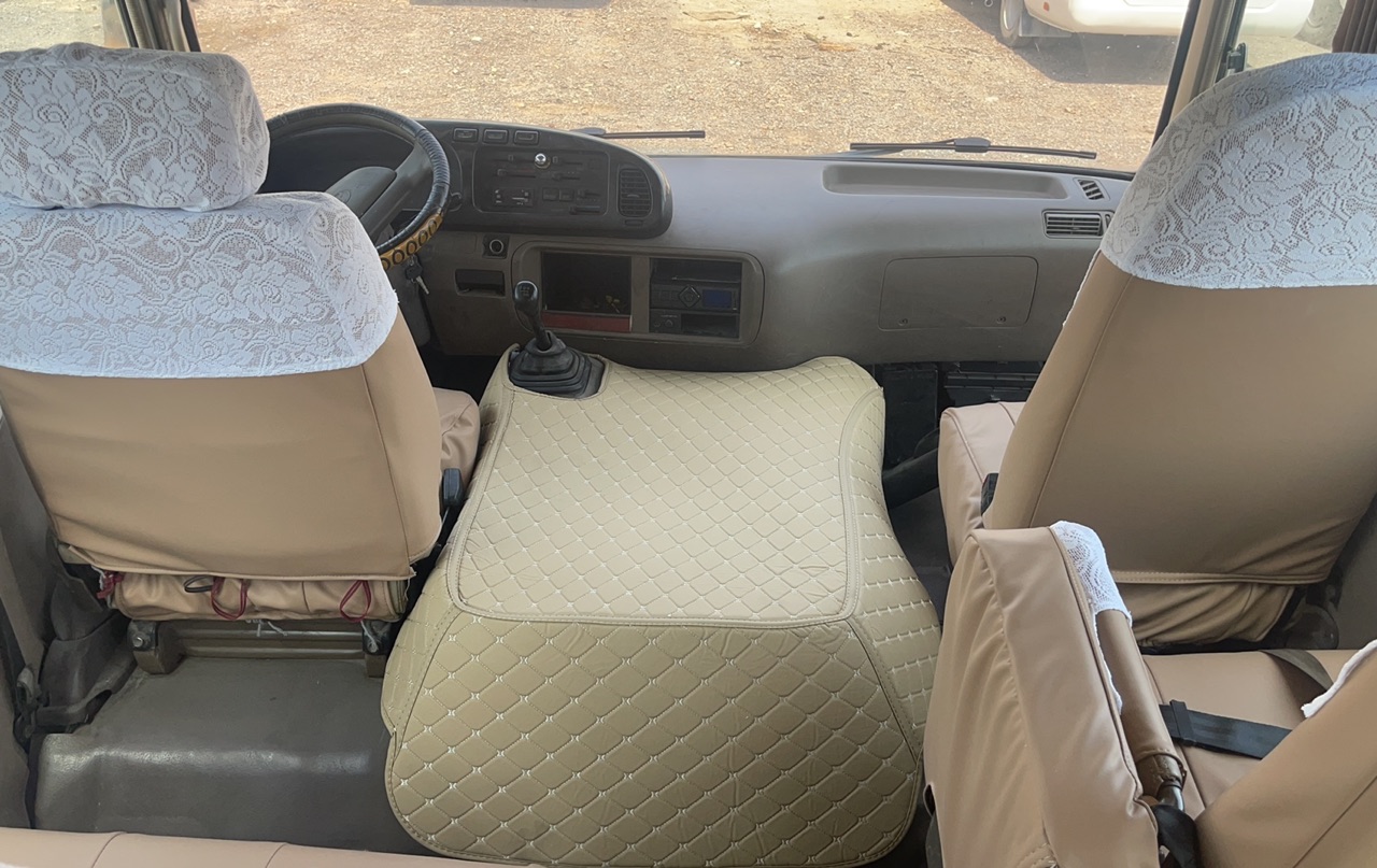 Africa Used Diesel Engine Coaster Mini Bus with 2694ml Displacement in Angola and Ghana