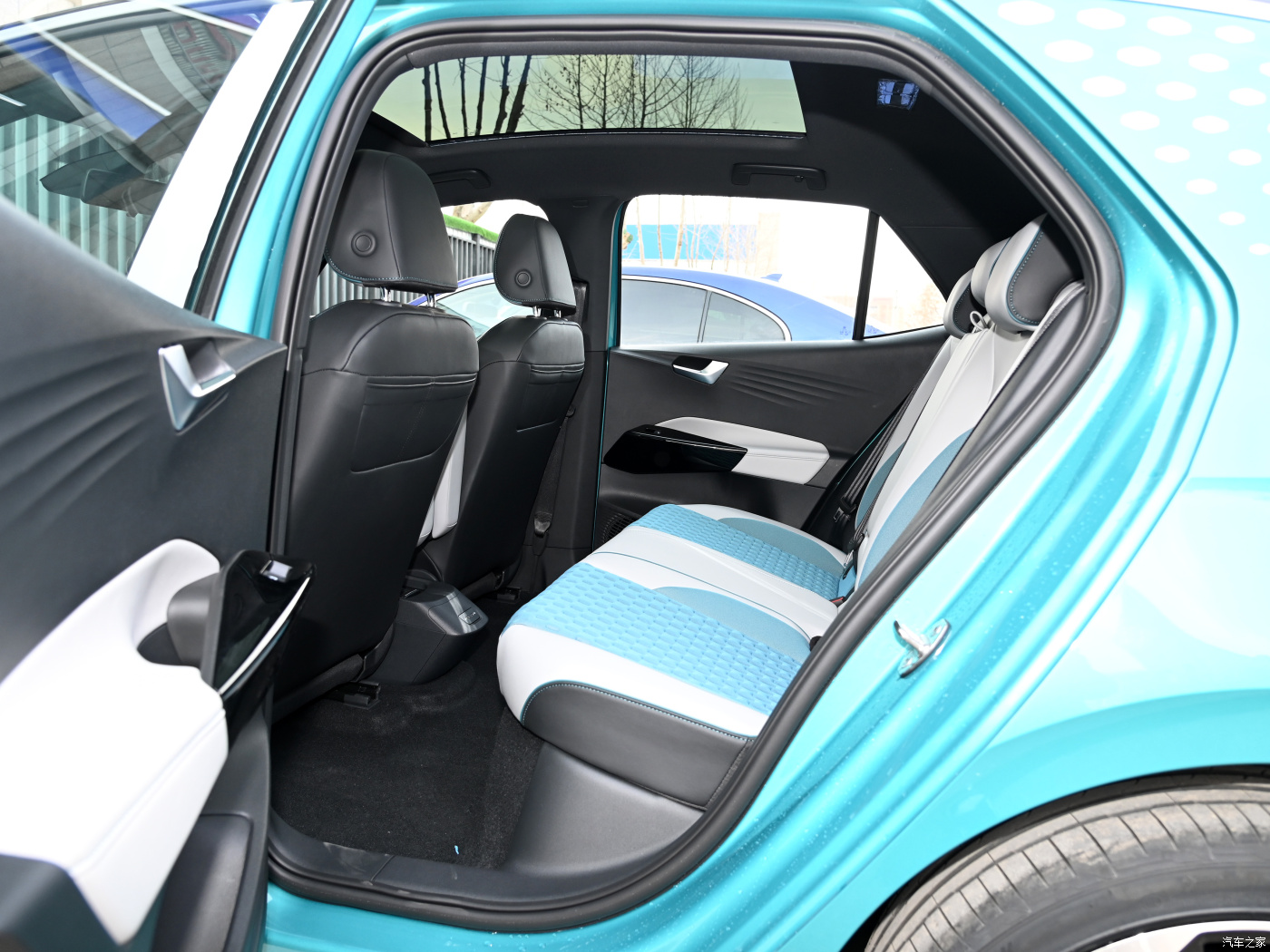 Volks-wagen ID3 the cheapest in stock, has a endurance of 450KW. White, blue and grey new/used cars are sold simultaneously