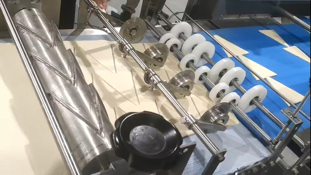 2000pcs/H To 3000pcs/H Croissant Dough Machine Sheeter Croissant Cutting Curling