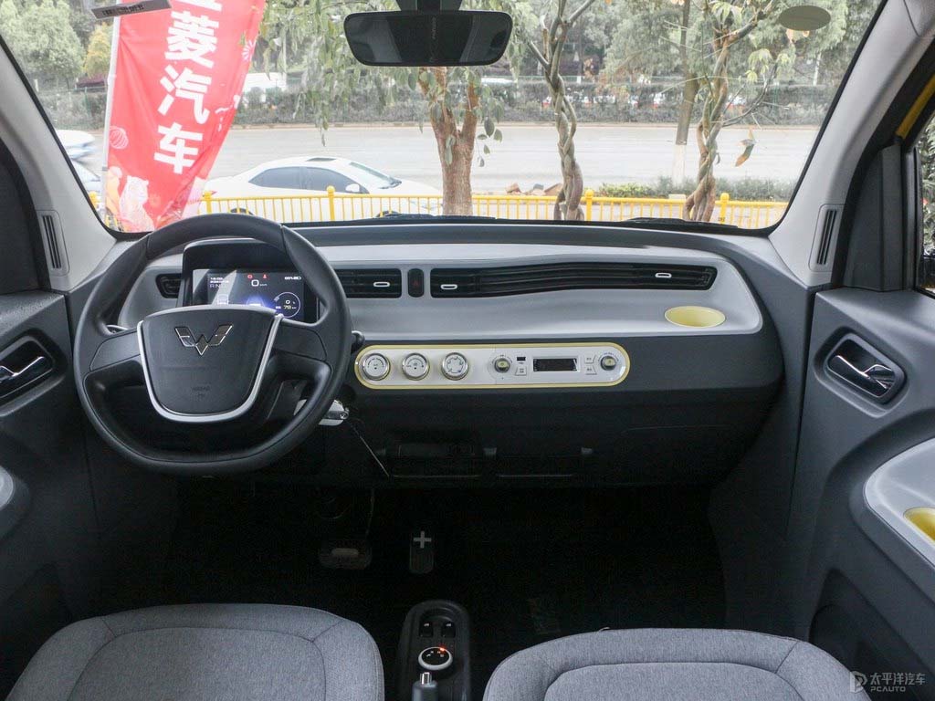 Chinese design Hongguang Mini macarons fashion 120km lithium iron phosphate spot sales, small cars