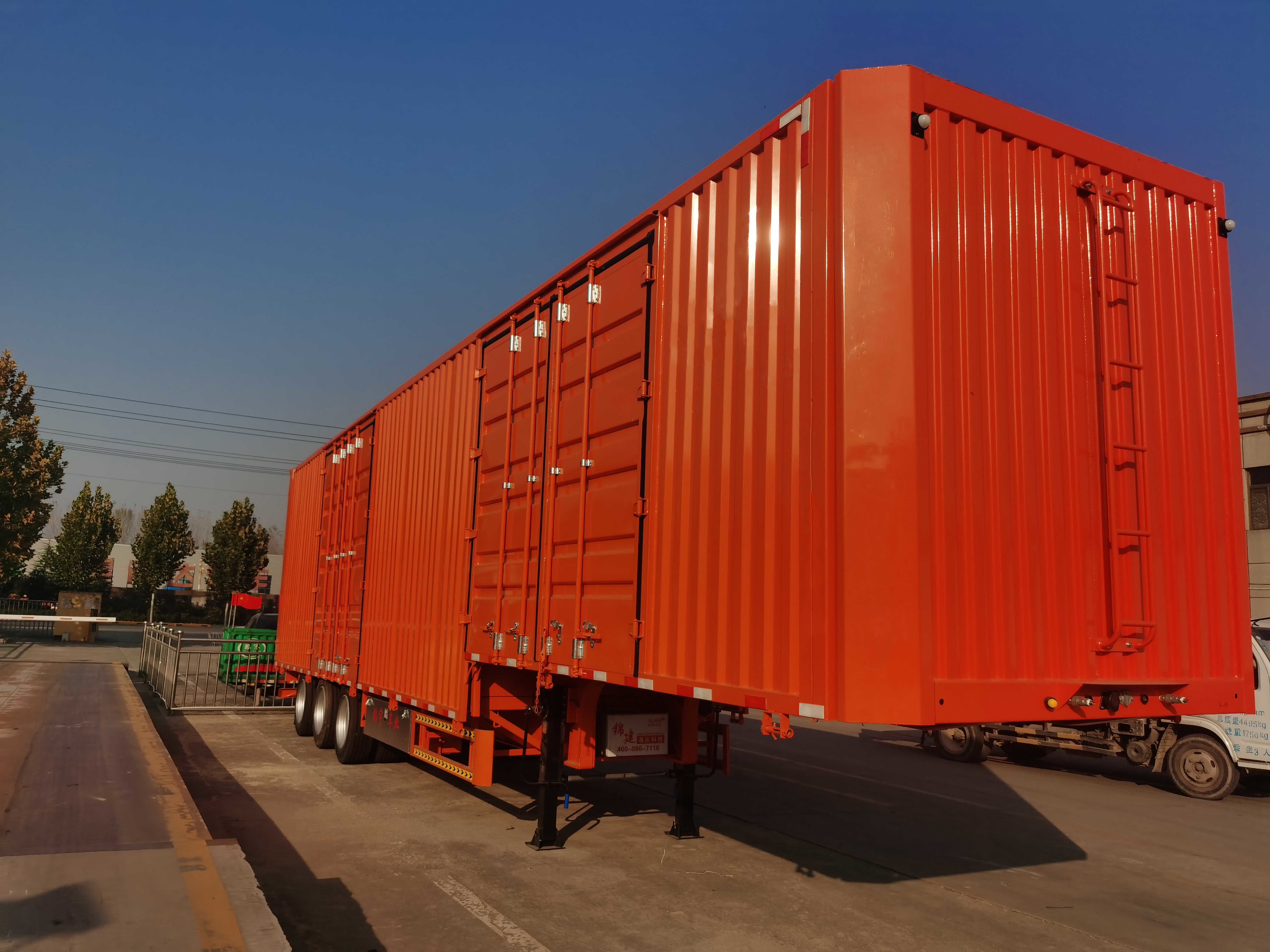 Enclosed 3 Axle Box Cargo Trailer 80 Ton High Load Capacity High Capacity