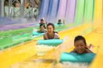 Adult Rainbow Fiberglass Water Slide For Resort Park