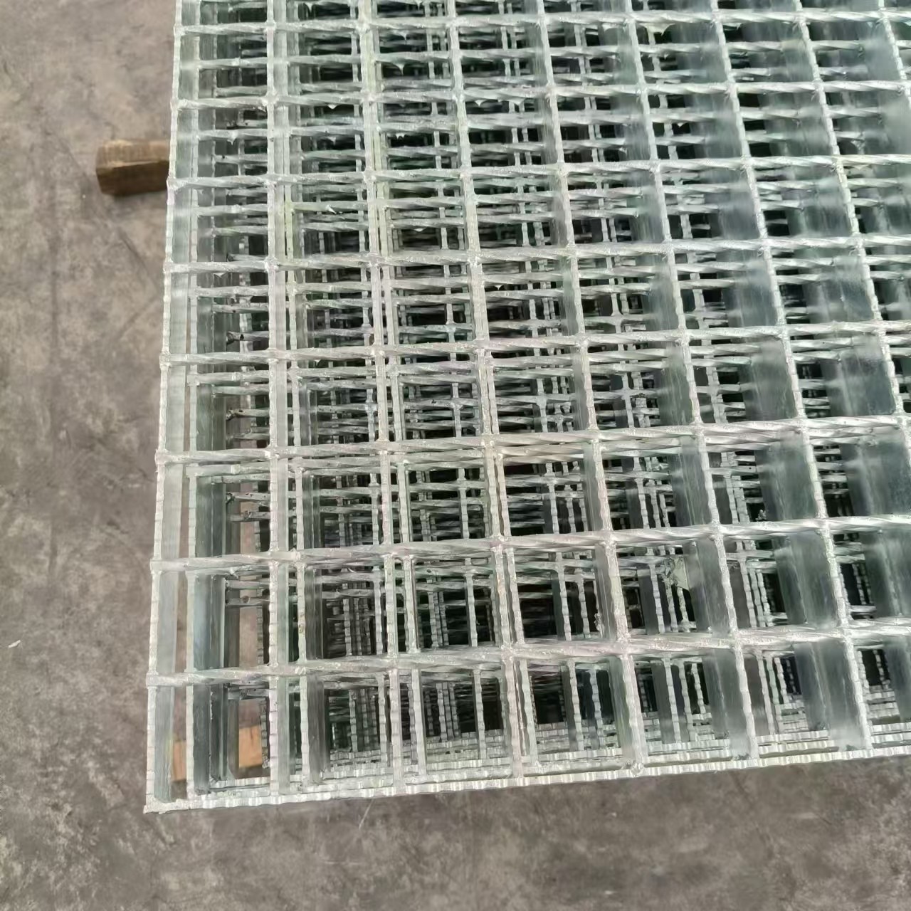 OEM Industrial Steel Grating Manufactured According to Customer Requirements