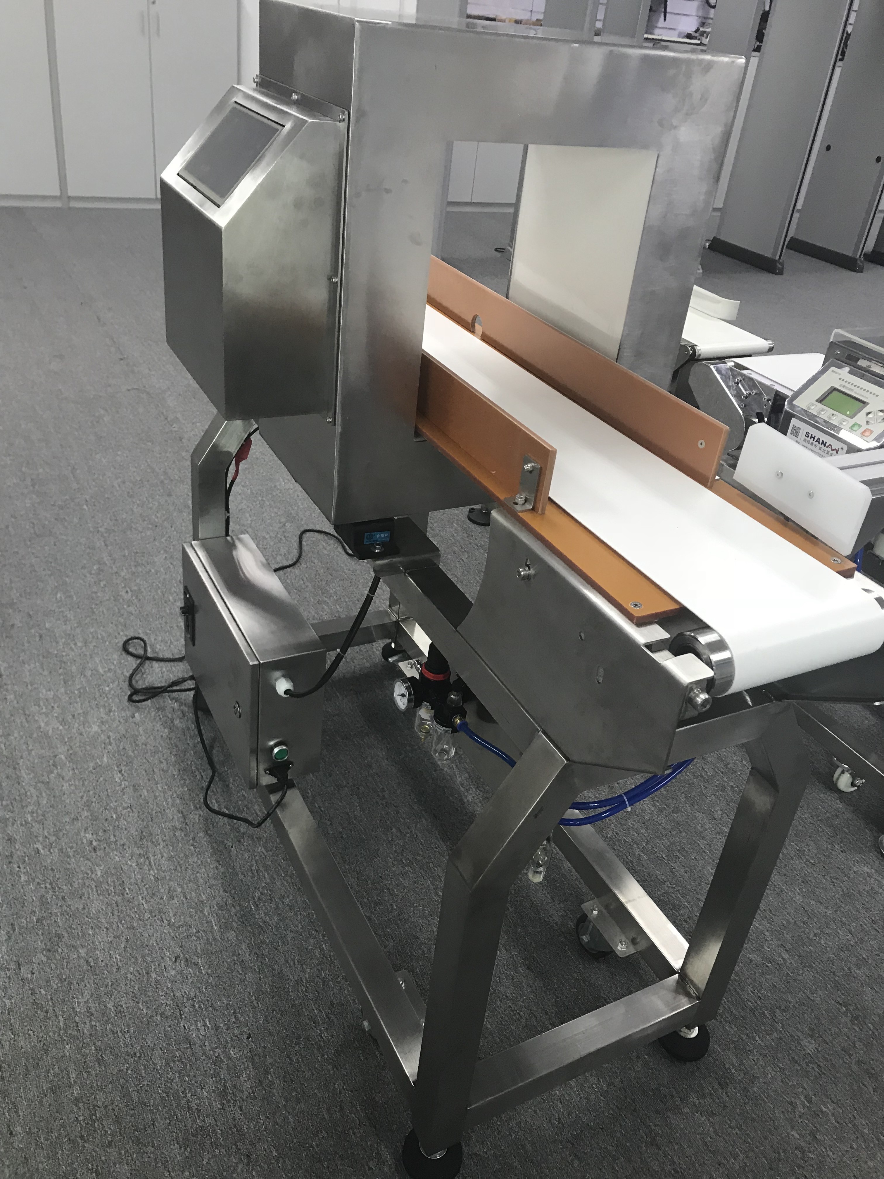 FAD Conveyor Belt System With Metal Detector Equipment For Food And Cosmetic
