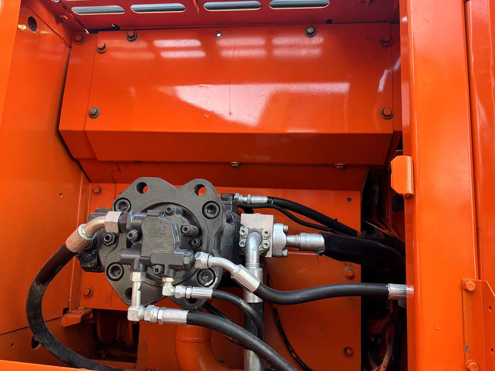 Doosan DX225 Excavator Construction Equipment from Korea with Transport Width 2.80 m