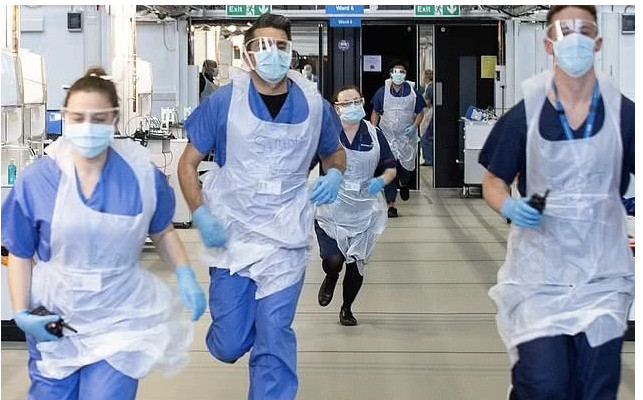 Isolation gown for outside protection disposable CPE plastic apron used in clinic in hospital, liquid proof