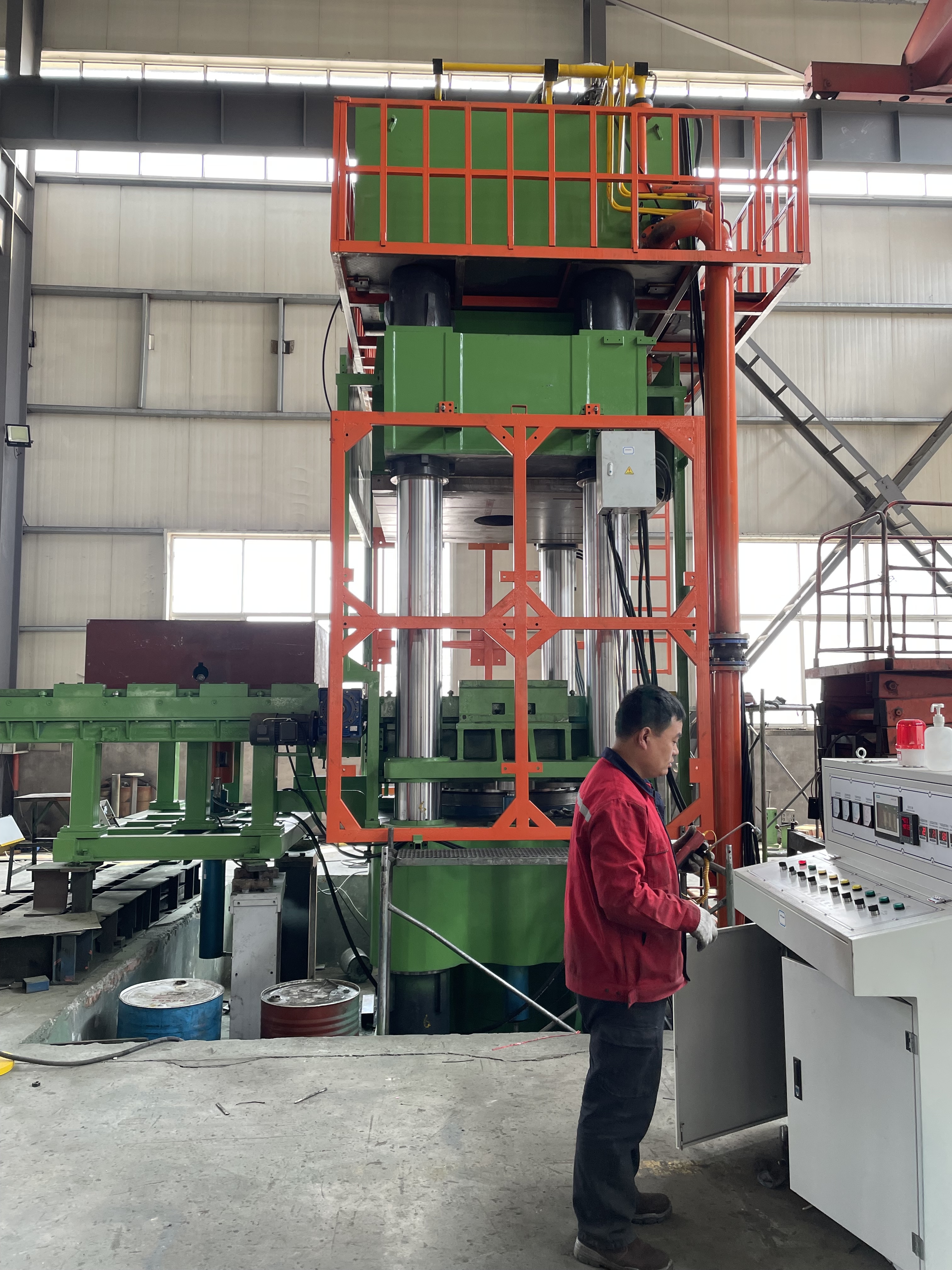 Customer's Request 2000T Solid Tyre Vulcanizing Machine Rubber Press Machine
