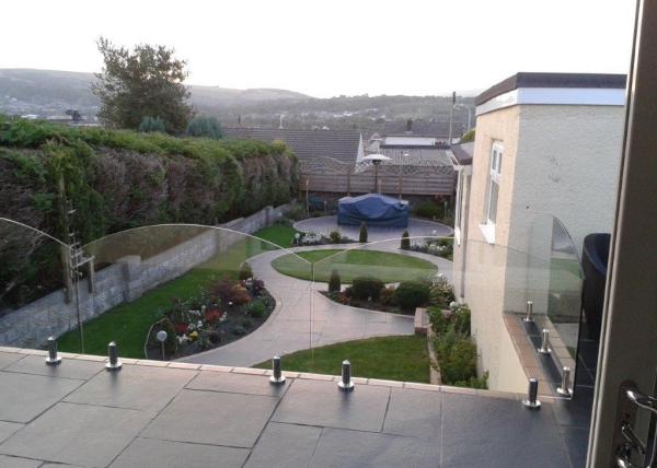Curved Frameless Glass Deck Railing Systems Floor Mounted With Stainless Steel