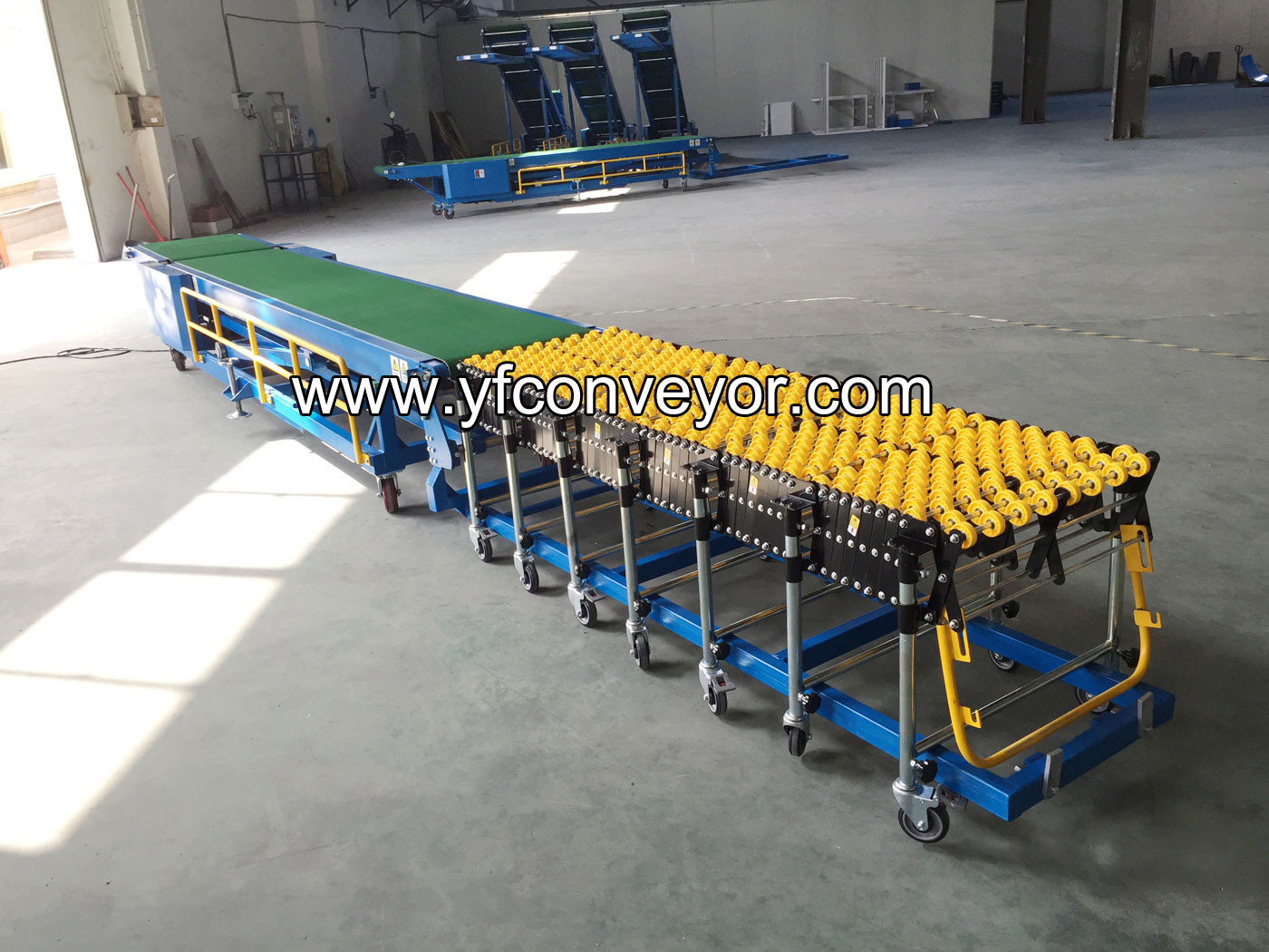 Telescopic belt conveyor for truck loading unloading