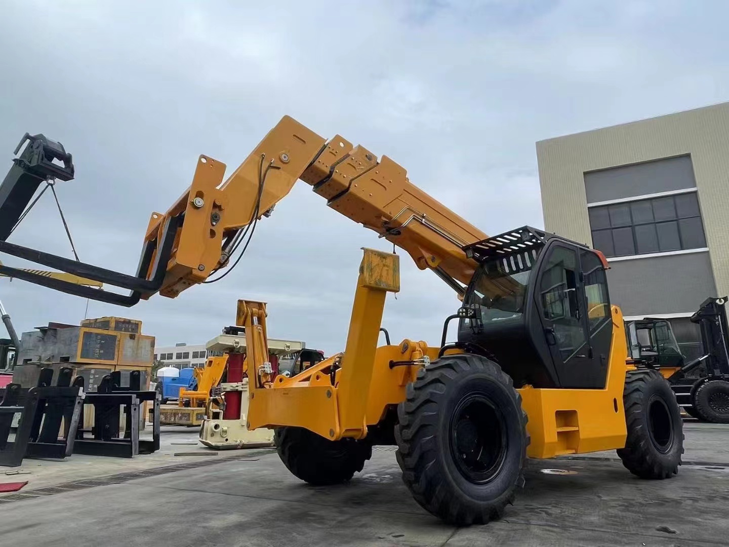 SNSC 4 Ton Telehandler Telescopic Forklift With 4x4 Driving Wheels And Yuchai Engine
