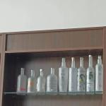 Rubber Stopper Sealing Type Transparent Frosted Glass Wine Bottles for Beverage