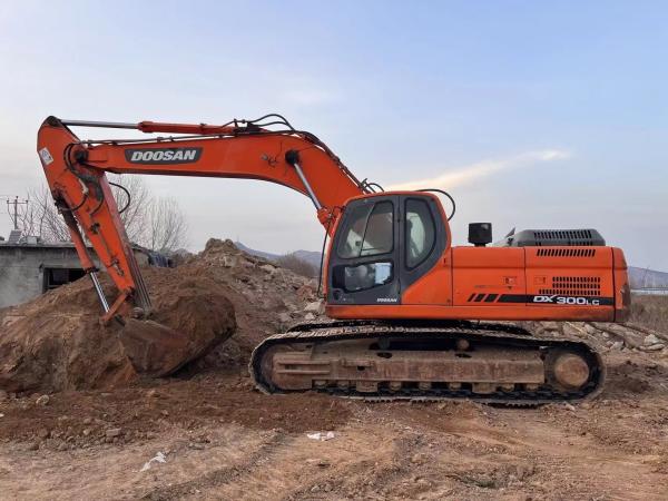 Used Doosan DX300 excavator, 30 ton large tracked excavator, second hand