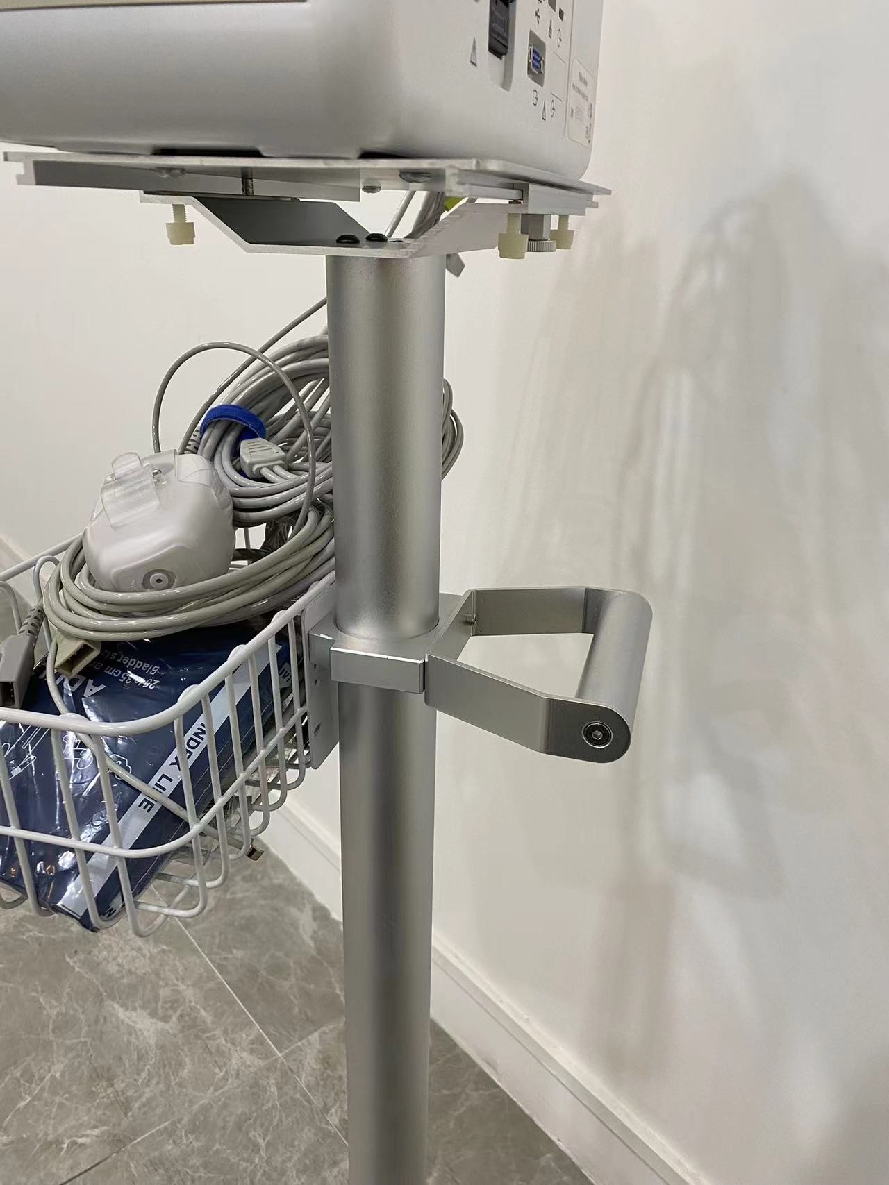 Neonate 3 Inch Silent Wheels Medical Monitor Trolley Aviation Aluminum Matieral