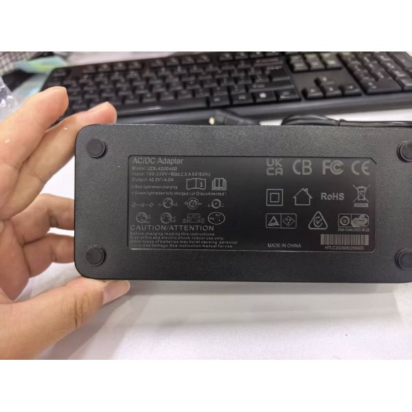 Bosch Standard Charger – 4 Amp, US/Can, the smart system compatible