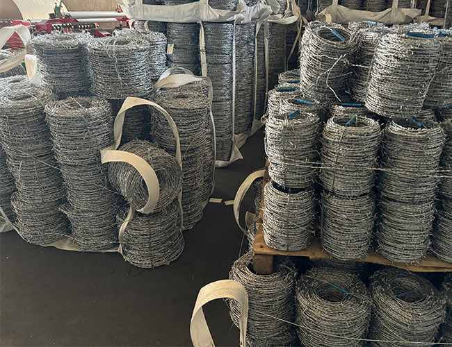 Standard Galvanized BWG16 Double Strand Barbed Wire Fence With Handle
