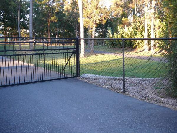 Buy cheap Barbed/barbed selvedge Black Chain Link Fence Cost 1.5mx10x50mmx50mm2.8mm, 29kg from wholesalers