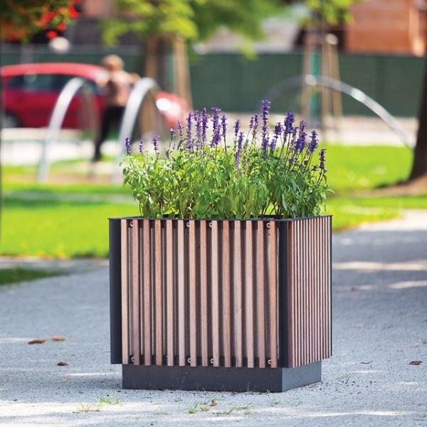 Buy cheap Patio Modern SGS Certificate SS304 Metal Flower Planters from wholesalers