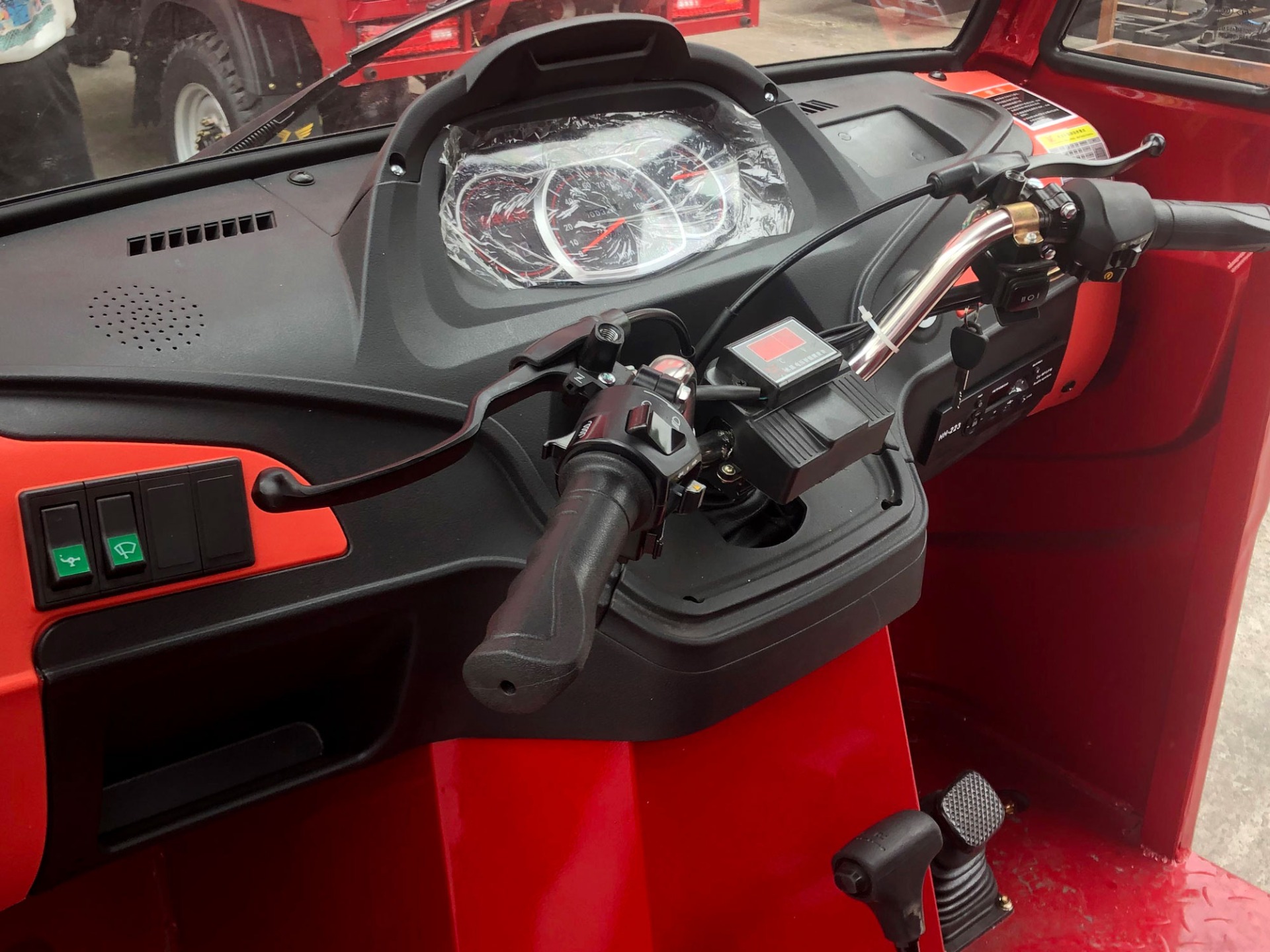Water-Cooled Engine Semi Cab Tricycle with Double Lights and Strong Loading Capacity