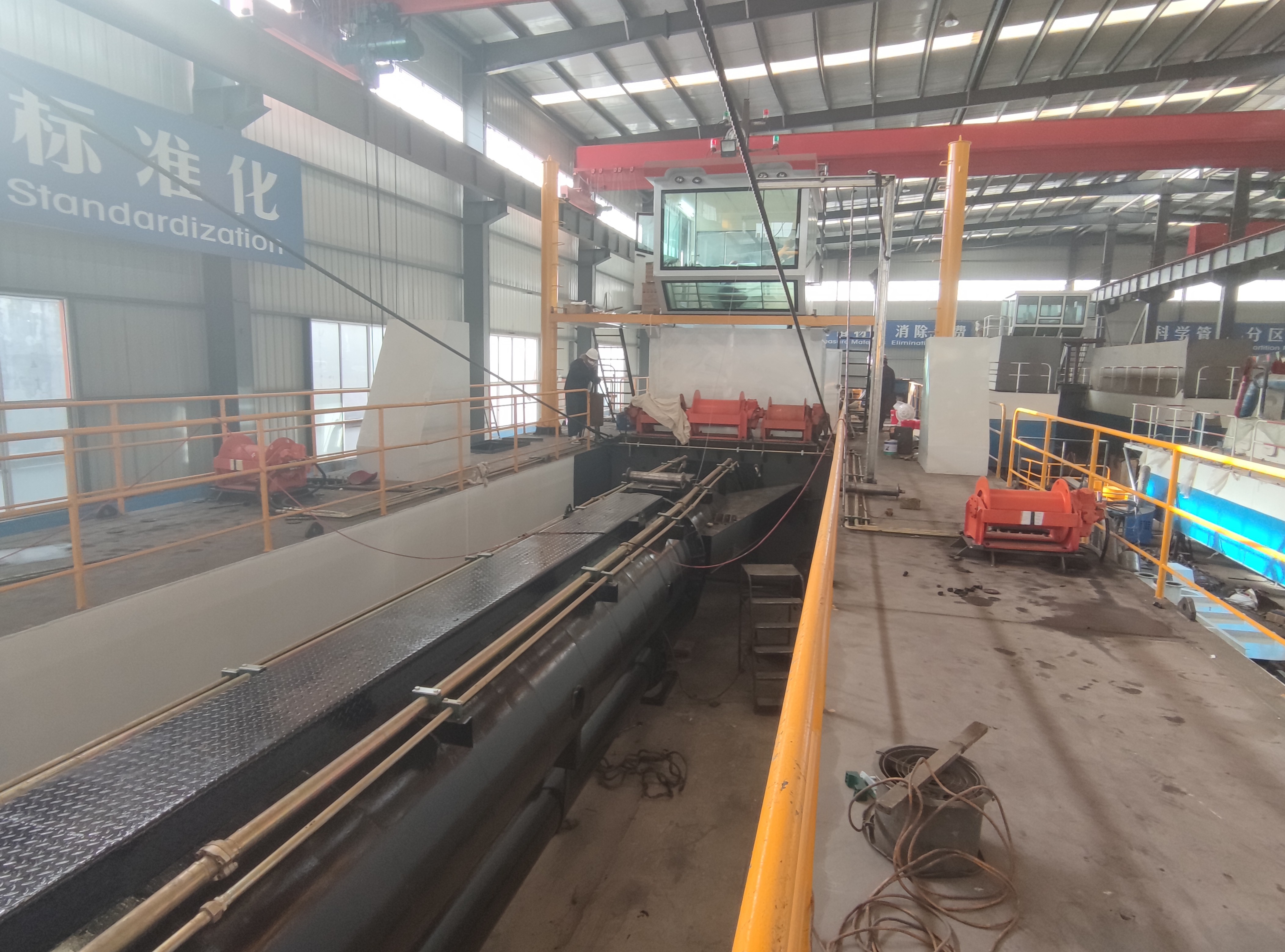 quality Sea Port mud clean up dredge machine with 20m depth capcity and 2000m delivery distance pipe line