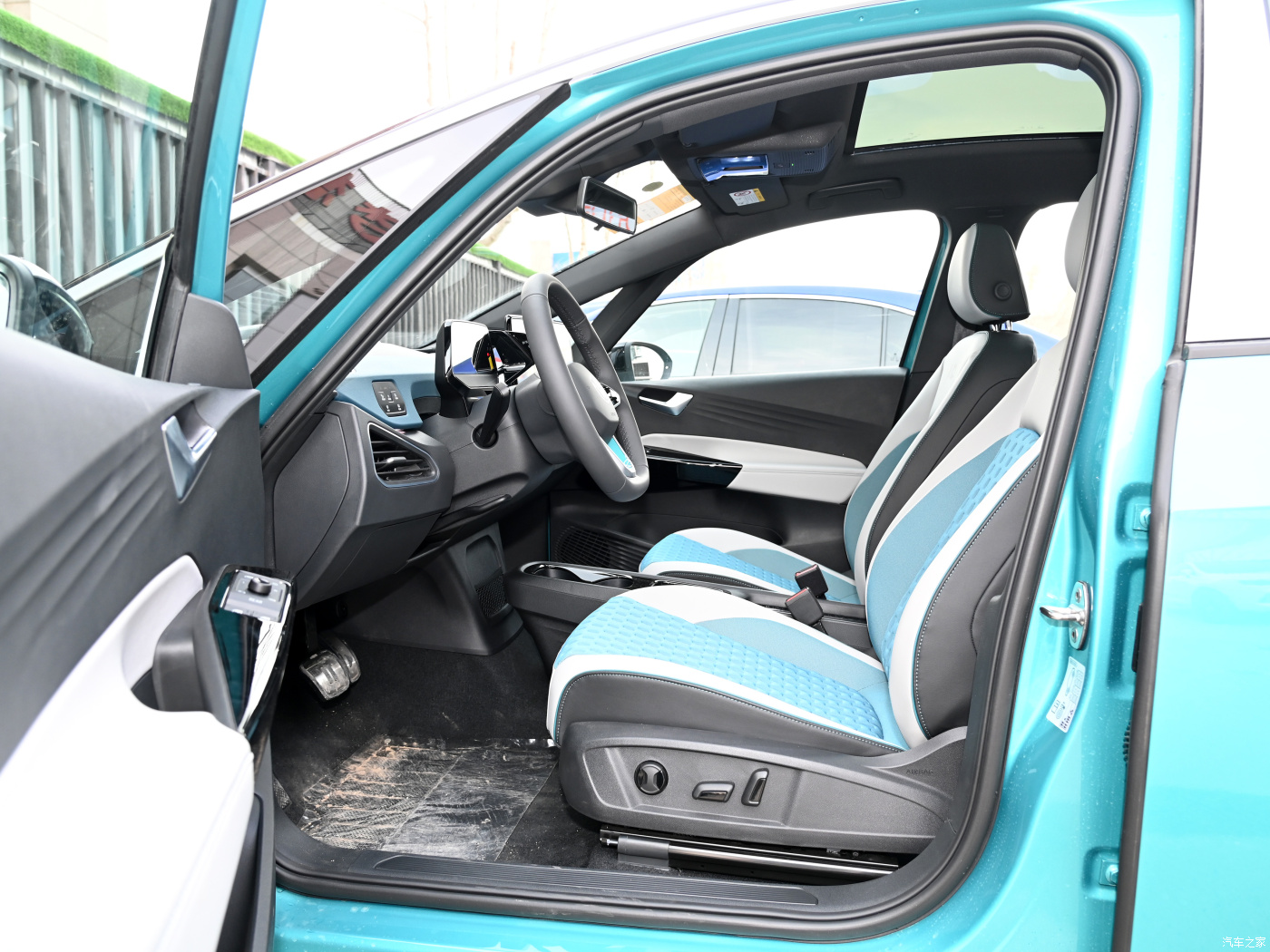 Volks-wagen ID3 the cheapest in stock, has a endurance of 450KW. White, blue and grey new/used cars are sold simultaneously