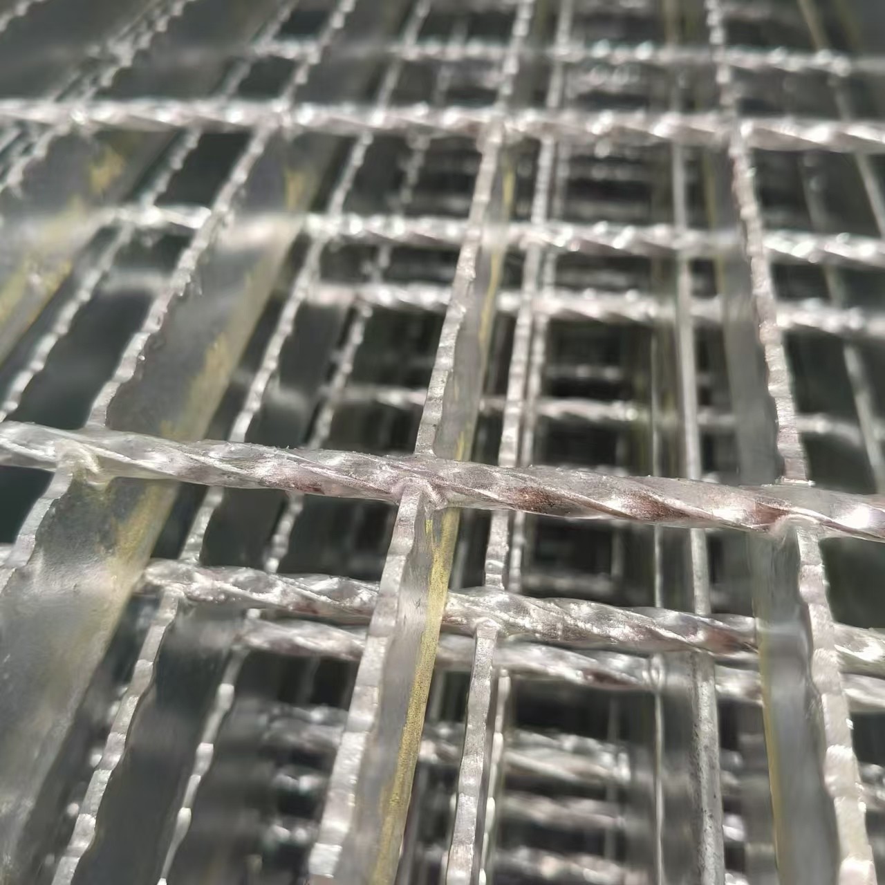 Galvanized Heavy Duty Serrated Tooth Steel Grating With Anti Slip Drainage