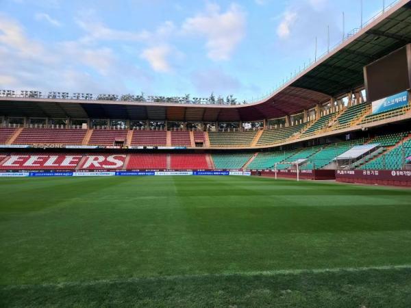 Buy cheap P6 P8 P10 Rental LED Indoor Outdoor Football Stadium LED Screen 1920Hz Refresh Rate from wholesalers