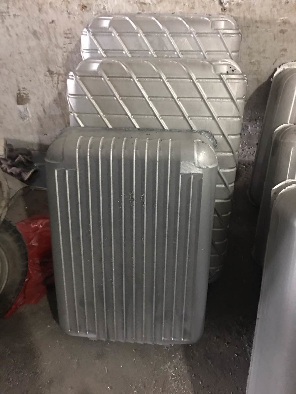 Manufacturer different types of Luggage Aluminum Mould for forming machine production